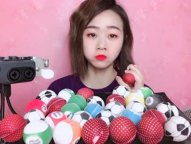 声控小姐姐"球球大作战",一口咬破嘎嘣脆,这咀嚼音真是绝了!