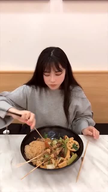 大胃王小鹿:你是天上派下来的饿死鬼吗?吃这么一大盆竟还没吃饱?