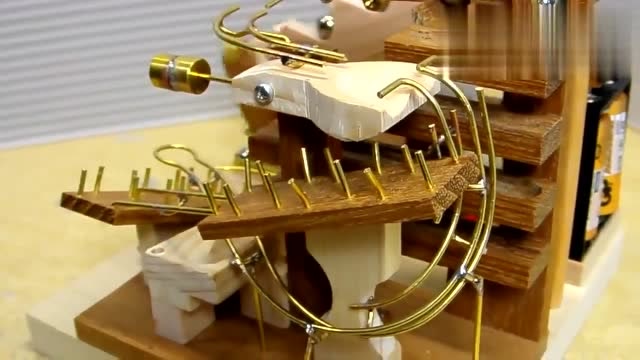 老外制造的钢珠上楼,这机械原理设计的牛不牛?