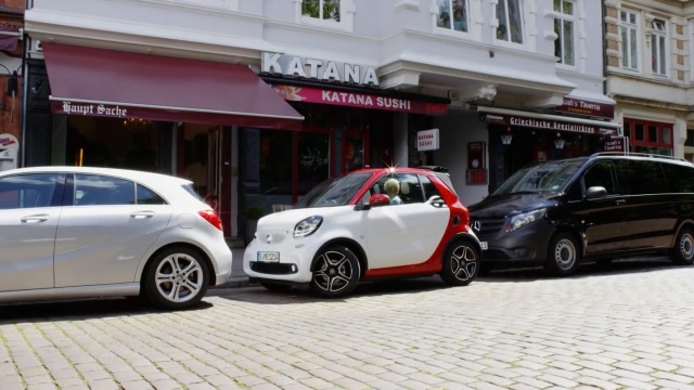 二人座小汽车奔驰smart最多能装多少人?老外塞进了20个!