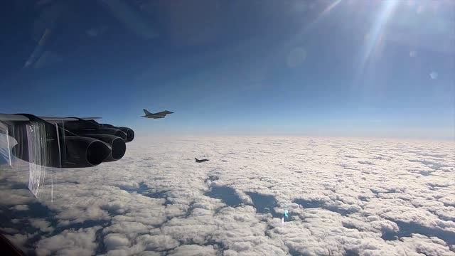 轰炸机穿越云层,拨云见日豁然开朗 云端之上确实很美!