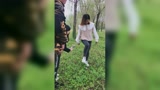 美女野外踩死一只大老鼠 遭围观_腾讯视频