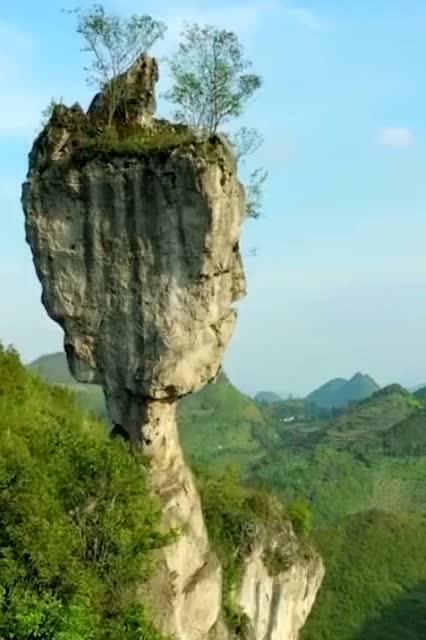 云南深山发现一奇石大自然的鬼斧神工你看着石头像什么