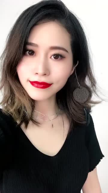 办公室小野:小野在办公室用食物化妆,你get到了吗,真是高手啊