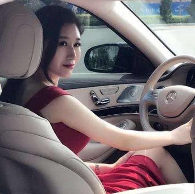 女车主西安奔驰买后没开出店门就发动机漏油却被告知只能换发动机