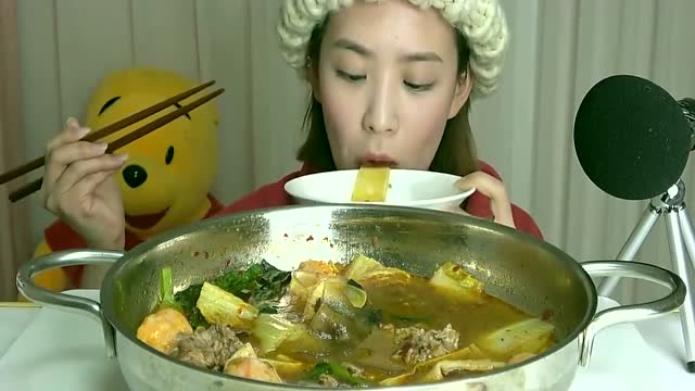 小姐姐直播吃麻辣烫,分量很足,不愧是大胃王,胃口也忒好