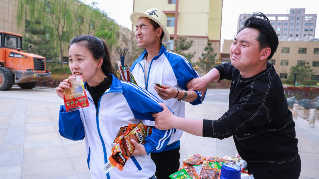 两学生花5元吃辣条,还是自助的,吃饱为止