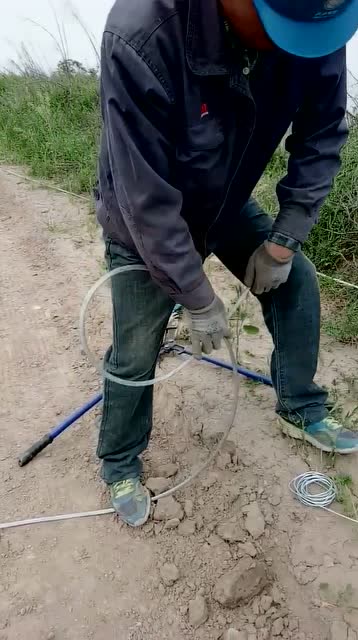 师傅正在制作电杆拉线上把的过程