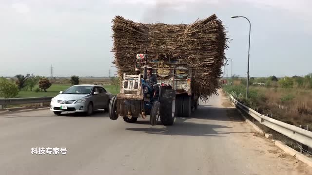看看印度的超载拖拉机,只要马力足没有拉不动的货!