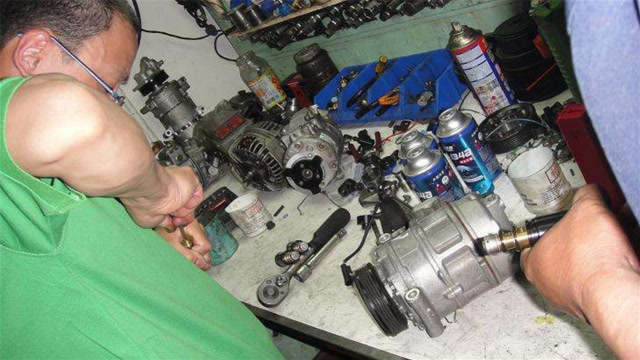 老司机提醒:汽车报废或者维修四个零件要带走,不然修车师傅就笑了