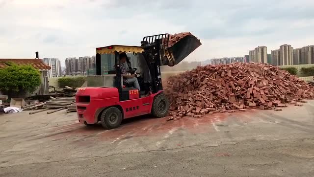 叉车铲车努力搬砖