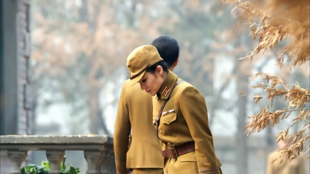 鬼子军官对女下属训话,突然一巴掌甩过去,提醒她是一个日本人