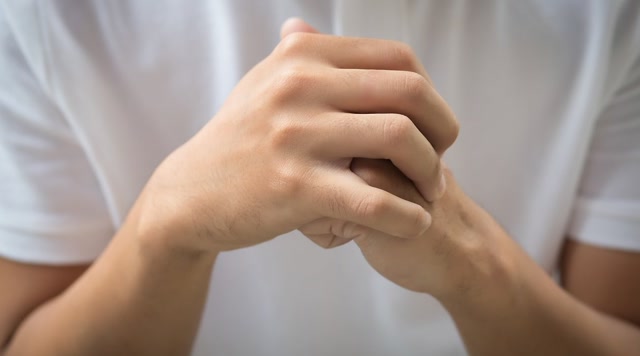 经常有掰指关节这个动作的话,会不会对指关节造成损伤呢?