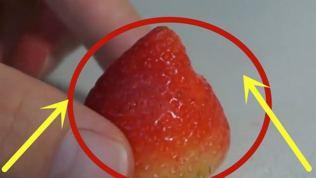 男子作死用黑头吸出器给草莓去黑头,看到成品后,顺眼多了!