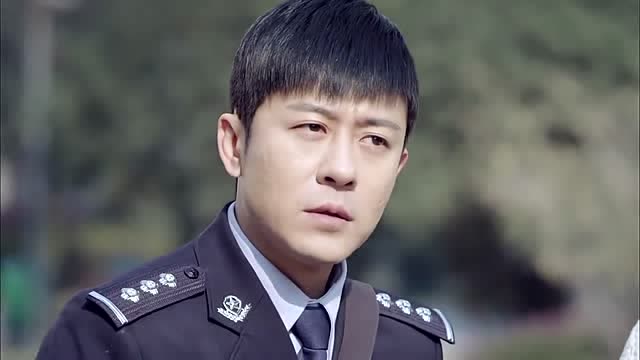江城警事:警察被嫌疑人老婆叫住,他强装淡定,怕打草惊蛇?
