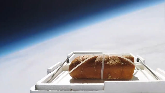 外太空的面包啥味的?老外用气球将面包送上天,网友:会玩