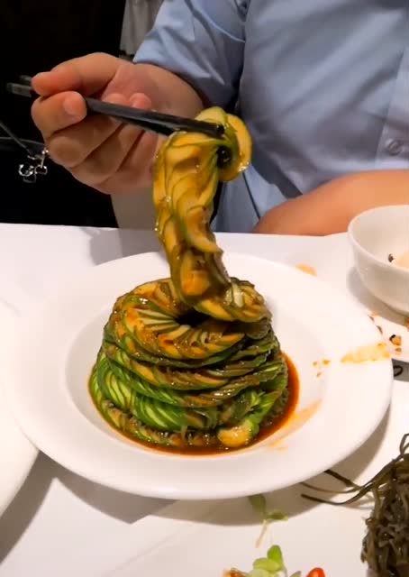 高手在民间啊,筷子夹起来的瞬间,感觉黄瓜我都快吃不起了!