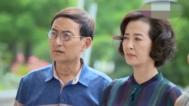 佳妮非常激动的扑在丈夫怀中,哭得像个泪人