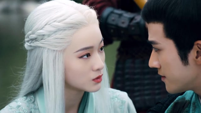 白发:痕香酒后与傅筹合欢,生下一女,重回西启欲报血海深仇