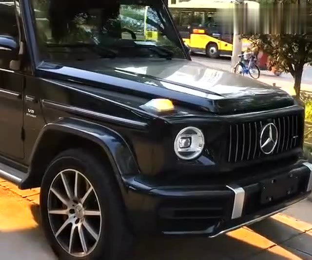 高富帅开的豪车黑武士"奔驰大g",外观帅气十足,太酷了!(1)