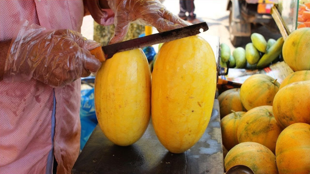印度街头水果,现切现卖!网友:明明2斤的瓜,硬生生削成一斤了