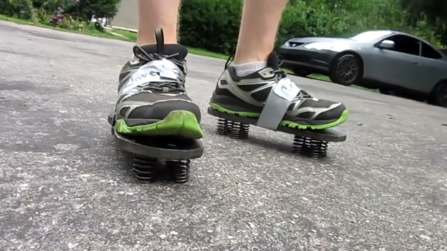 国外小伙鞋底装弹簧准备飞跳,没想到才跳了一下,就悲剧了