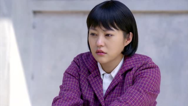 我的二哥二嫂小伙走后农村丫头一个人坐在台阶上流下了眼泪