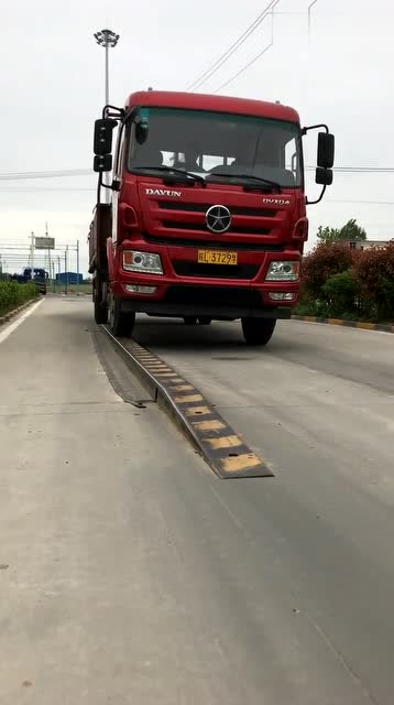 大货车单边桥这样过,6不6,你说了算!