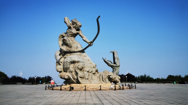 带你看看岳阳的巴陵广场,广场上有一座巨型雕塑,看着吓人