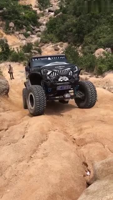 牧马人挑战高难度山路极限越野,不愧是越野车中的霸主!