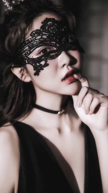 蒙面女侠,隐隐中带着一股神秘霸气感