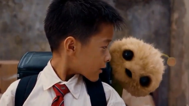 《长江七号》里的一大亮点,是这个小孩和可爱的七仔