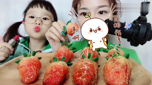 妈妈吃冰糖草莓,小橙子在后面涂口红,认真的表情太可爱了