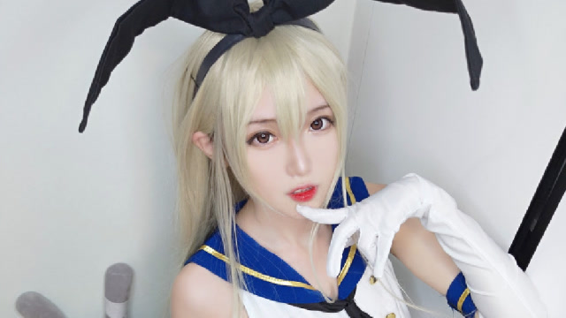 腐团儿最新cos岛风照下跪后露出的三角肌让人目不转睛