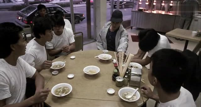 男子吃饭感觉好委屈,被抢着吃,可怜巴巴的!