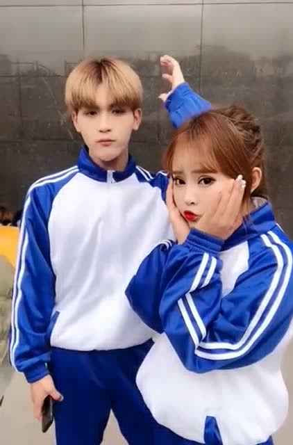 娜娜可乐穿校服了,这样感觉好般配呀,网友:逼我站真人cp!