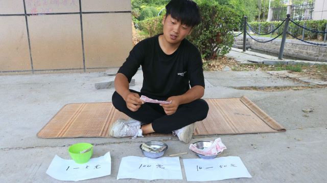 乞丐路边乞讨摆3个碗,没想一会儿功夫讨了好几百,啥情况?