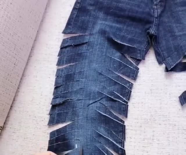 不想穿的牛仔裤这样剪一下,简单又时尚,你敢穿吗?