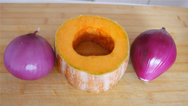 南瓜不要熬粥了,加2个洋葱这种做法真解馋,出锅1盆不够吃,香