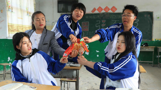 自习课上学生偷吃辣条,老师的处理方式太有爱了,真是太逗了