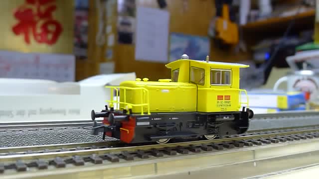 调车机车模型模拟运行,播放《常回家看看》,网友:好有喜感