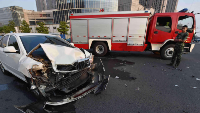 消防车执行任务期间撞了豪车,被要求赔偿豪车车主,你怎么看?