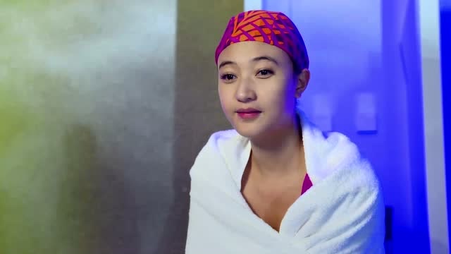 美女水下憋气也太美了吧,要不要这么吸引大家的眼球