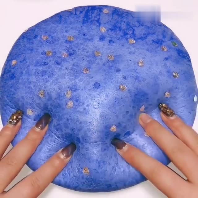 捏解压冰山泥,很适合用来发泄,捏完整个人都舒服了!