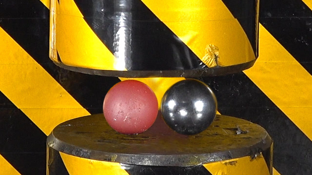 200吨位的液压机vs超级大铁球,结果会如何?