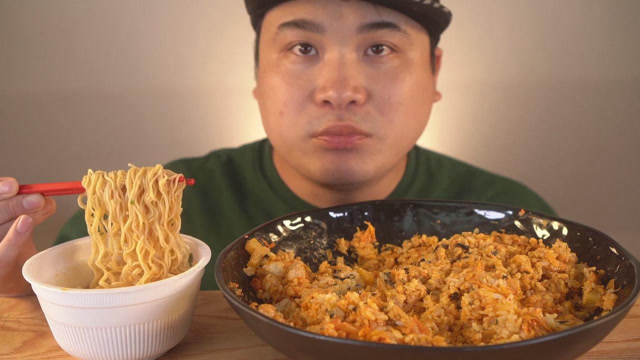 韩国大胃王胖哥,吃一大碗拌饭和泡面,大口大口吃,吃得满头大汗