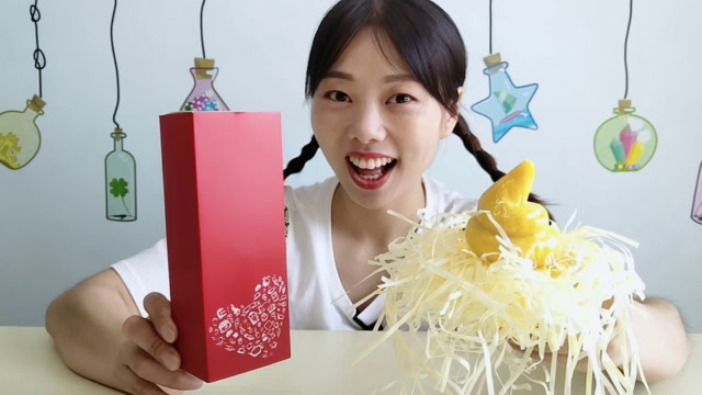 美食拆箱:小姐姐吃趣味"便便棒棒糖",黄色逼真味道香甜