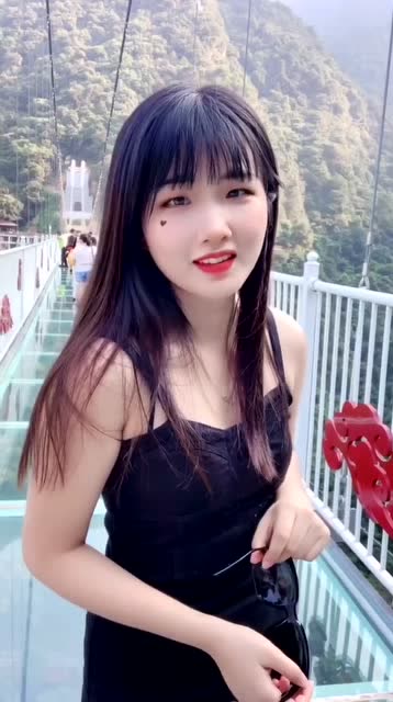 陈婷小姐姐走网红玻璃桥,接下来的一幕搞笑了,网友:真逗