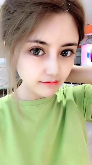 俄罗斯混血美女,迷人的笑容和大眼睛,你心动了吗