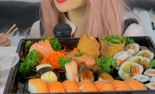 韩国大胃王美女吃三文鱼寿司,慢慢嚼的声音听着很放松!